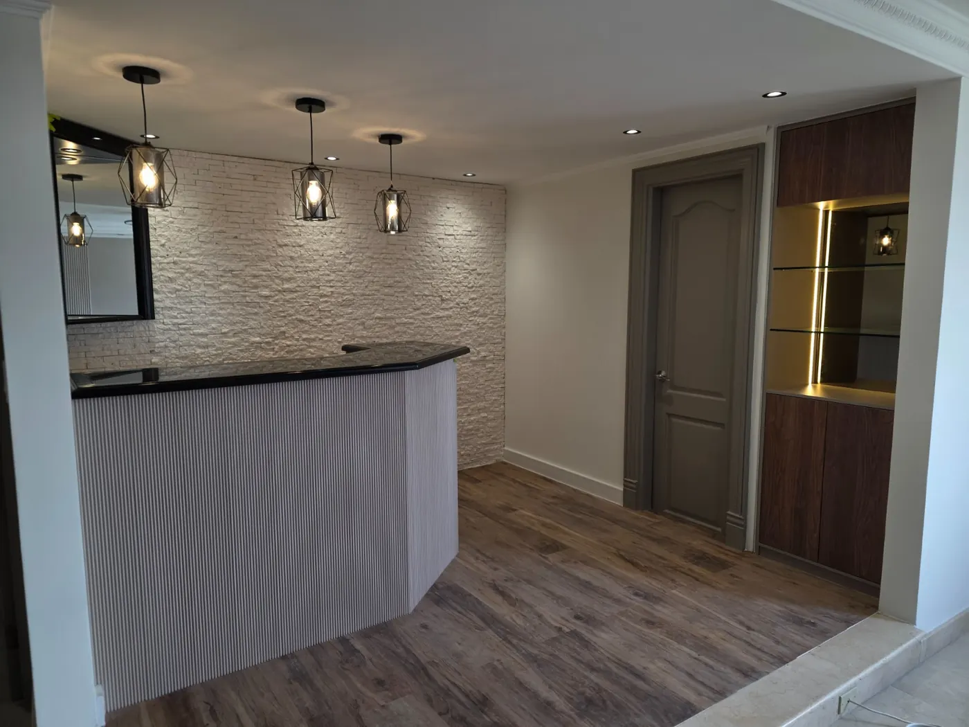Interior elegante con bar y acabados en madera y negro — A&D Arquitectura Panamá
