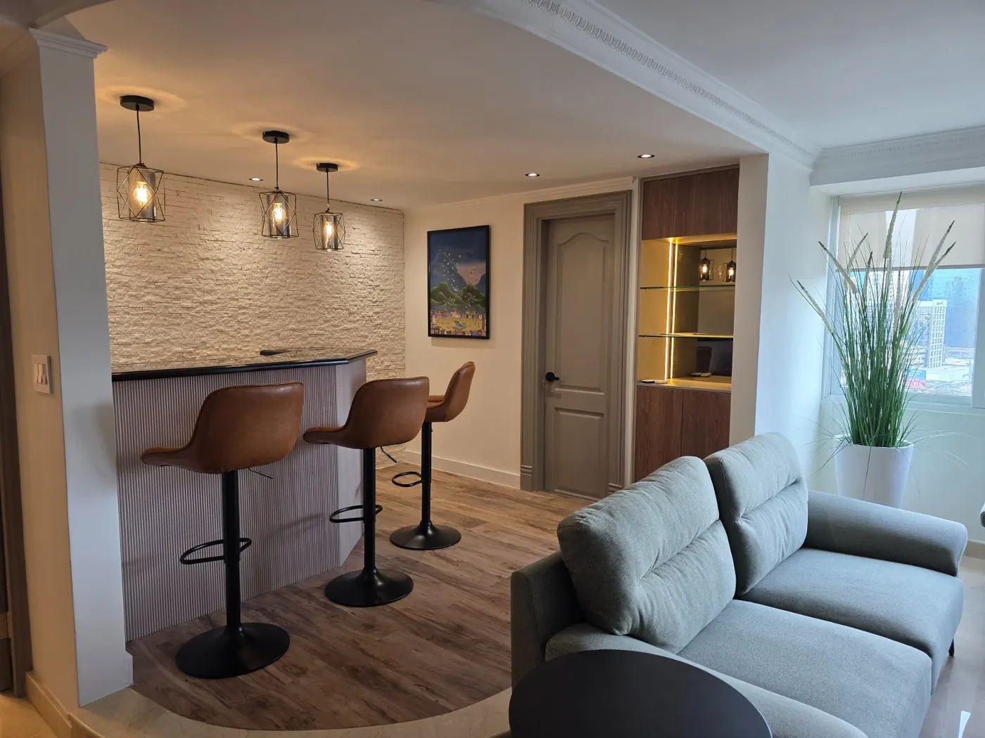 Espacio residencial con banquetas en cuero y iluminación cálida en Panamá